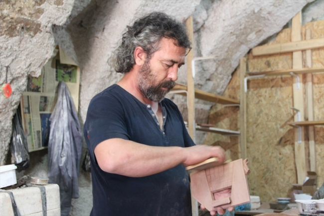 Avanos çamurundan film karakterlerinin heykellerini yapıyor